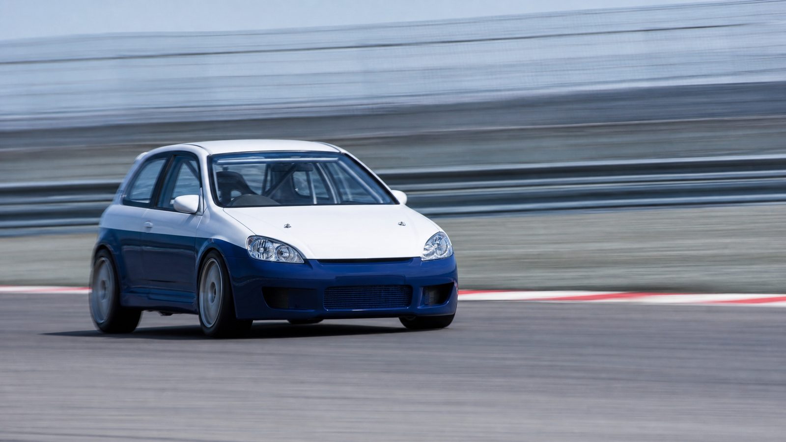 サーキットのコーナーを走行する耐久レース仕様の車両